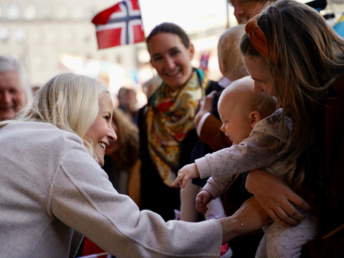 Utenfor Kulturhuset møtte Kronprinsparet barn og andre nordmenn bosatt i Stockholm. Foto: Simen Sund, Det kongelige hoff